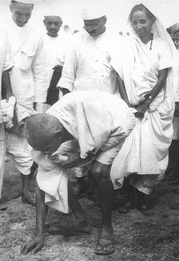 著名的「食鹽長征」（Salt March）。圖中甘地正執拾地上的鹽粒。圖片來源：Wikipedia