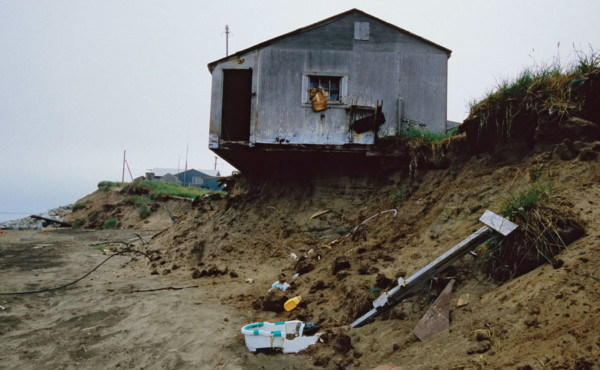 嚴重的海水侵蝕，令不少房屋失陷倒塌。圖片來源：Gary Braasch