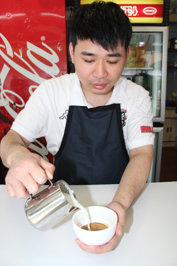經救世軍培訓後，阿健掌握了沖調咖啡和拉花技術。