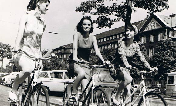 50 年代哥本哈根正在踩單車的夏日少女。　圖片來源：丹麥官方網頁Denmark.dk 