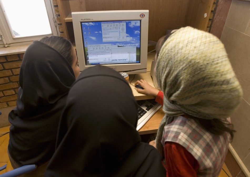 iranian-schoolgirls-chat-online-internet-cafe