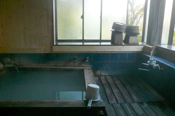 如今只能以自來水代替溫泉的伊藤山莊。圖片來源：wanko.zouri.jp