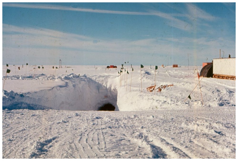 美軍的秘密冰下基地入口。圖片來源：Thuleforum.dk