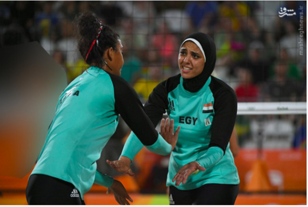 圖左的德國比堅尼沙排女選手被伊朗媒體模糊化處理。　圖片來源：mashregh news