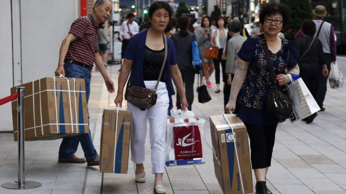 有意見指，大陸物價與質素不成正比，導致高消費族群流失海外，到日本爆買。　圖片來源：路透社
