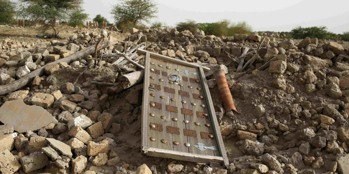 在伊斯蘭激進分子毀壞後，位於廷巴克圖的古代陵園成一片瓦礫。（圖片來源：路透社）