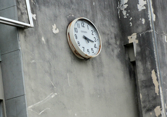 牆上的時鐘早已停頓，彷彿整座樓都被困於震災之中。圖片來源：自民黨大阪府議會議員團