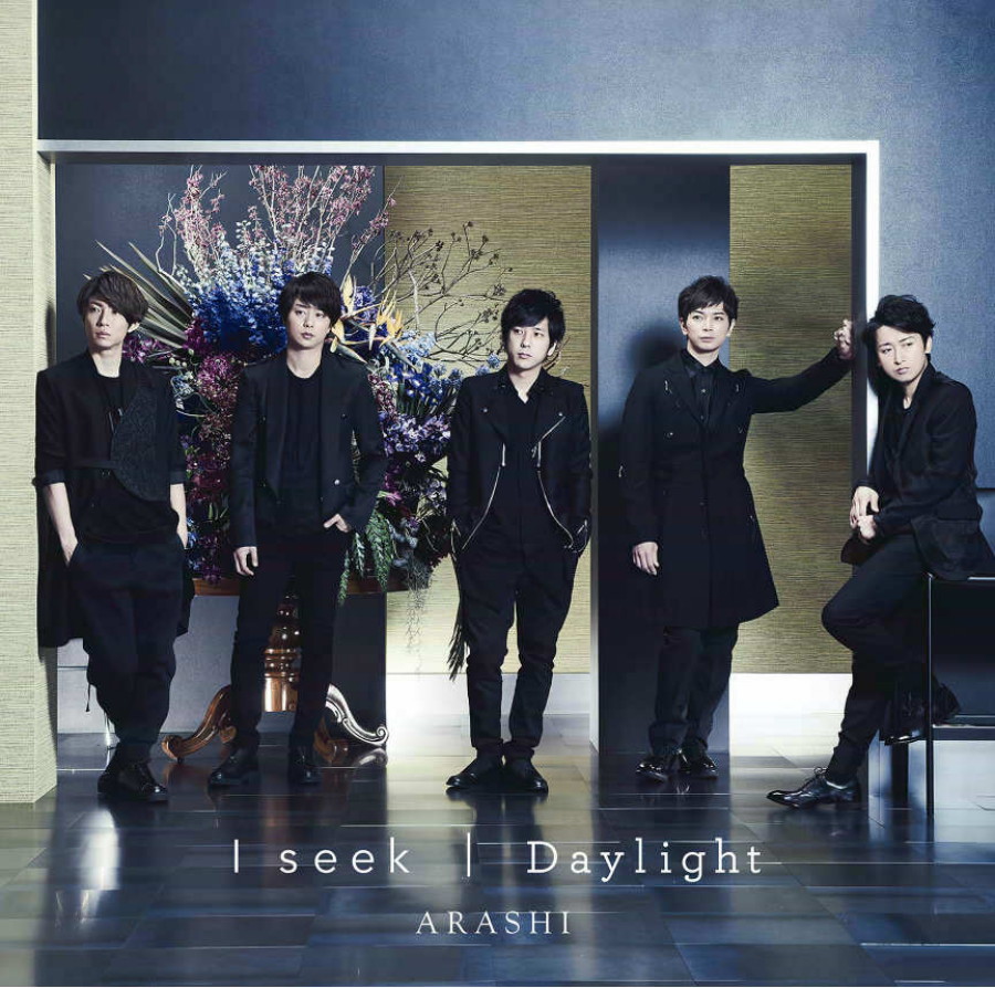 日本偶像組合嵐的「I Seek/Daylight」初回限定盤的首周銷量已達 73.8 萬張。