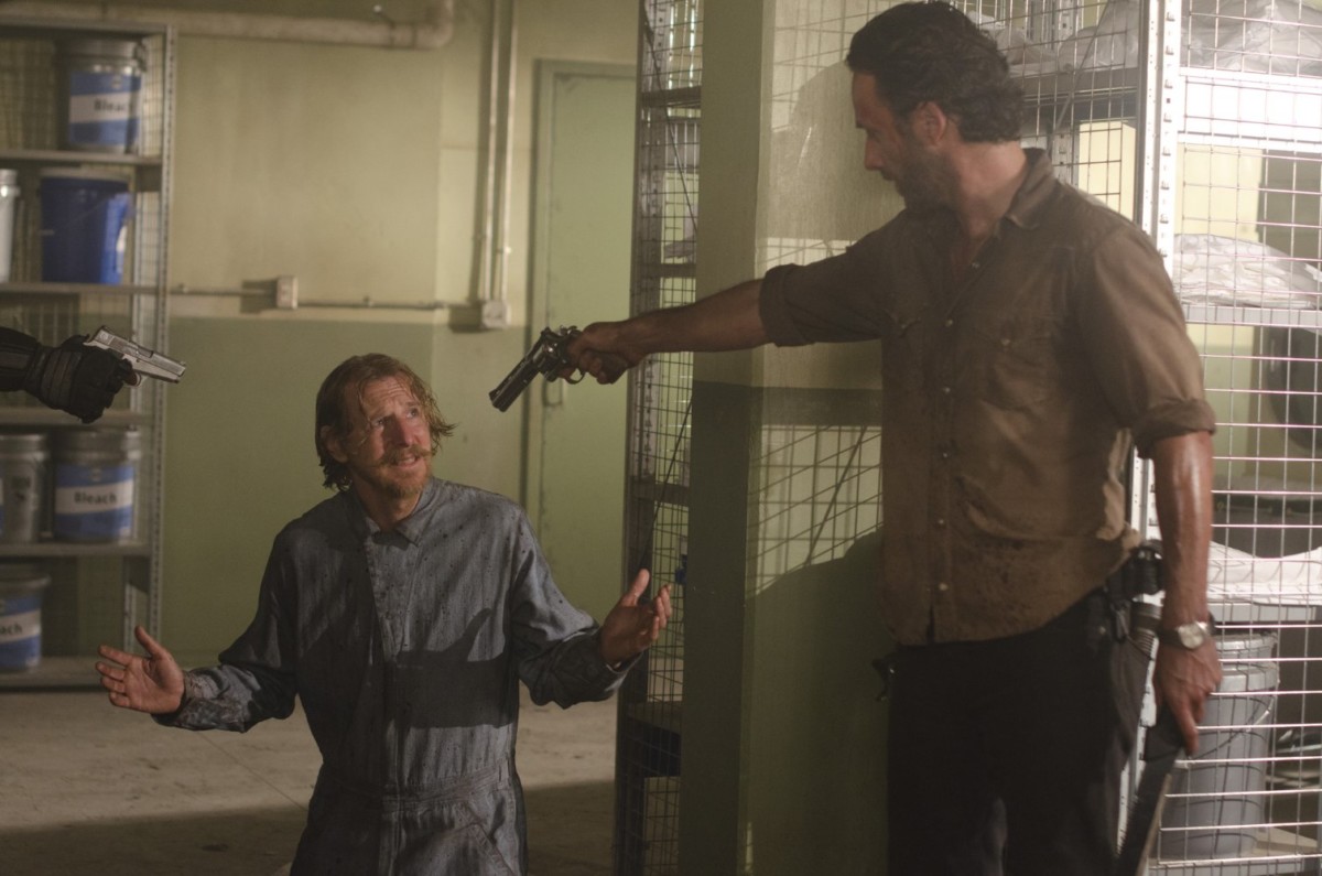 The Walking Dead 劇照，圖中 Rick 意圖殺死一名強調自己沒有惡意的獄卒。圖片來源：IMDb