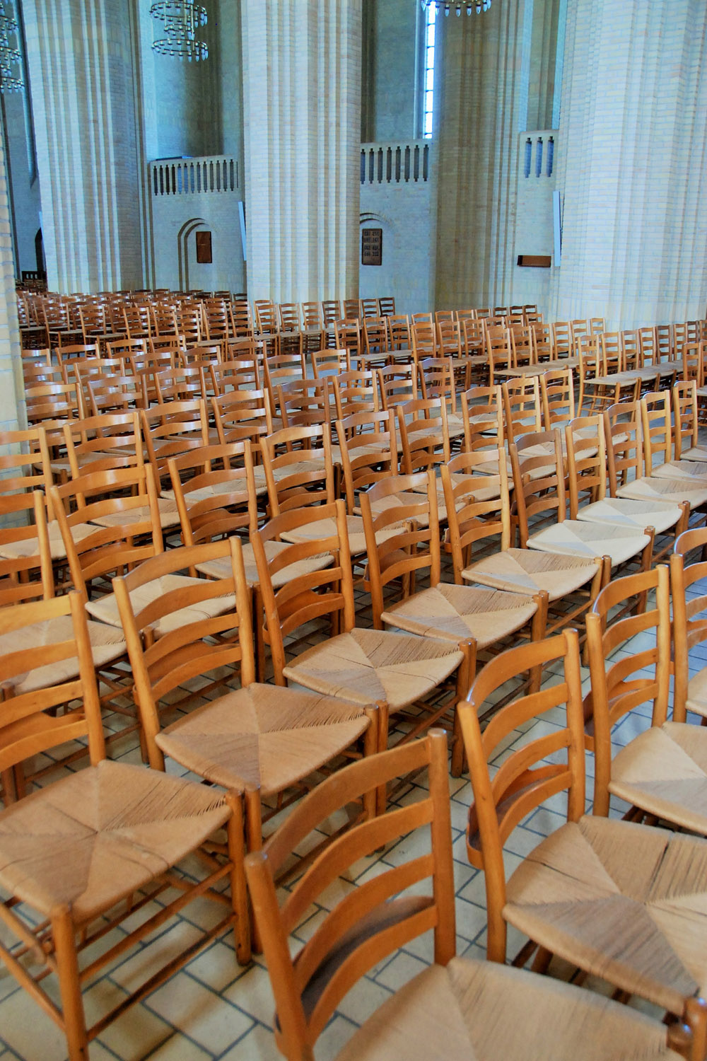 有別於一般教堂內的長櫈，聖殿內整齊排滿一張張出自 Kaare Klint 之手的 Church Chair