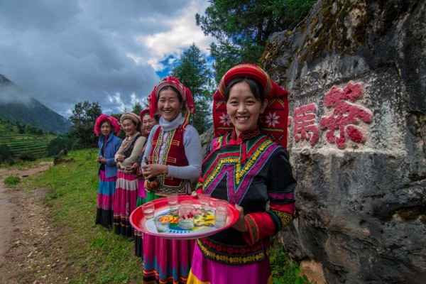 村民生態旅遊合作社婦女小組在村口迎接客人。