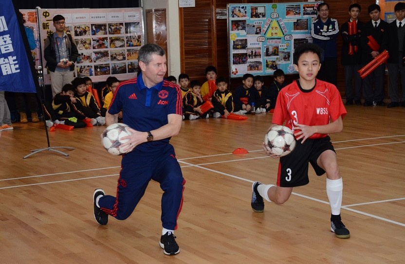 曼聯球星艾雲（左）於2016年3月到訪學校，與校隊交流切磋。