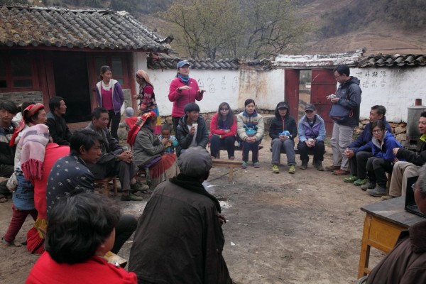 作者與波多羅村村民開會，討論如何保育村的自然生態。
