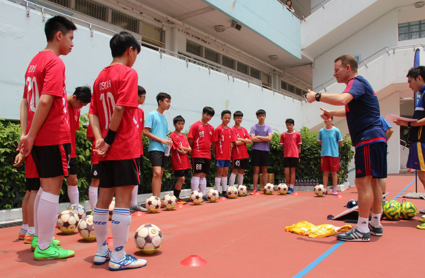 學校加入賽馬會學界足球發展計劃，引入曼聯式足球訓練。