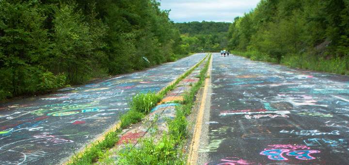 出入 Centralia 的公路，路面全是遊人用粉筆塗上的塗鴉，包括「前有屍體」和「 Centralia 必勝」。