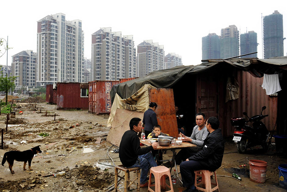中國收入分配嚴重不均，加劇貧富懸殊現況。　圖片來源：路透社
