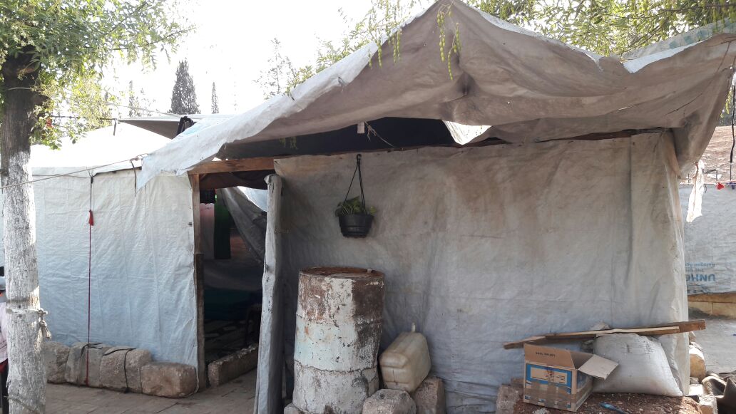 敍利亞人在公園、學校、清真寺搭建帳篷。這帳篷成了一個7人家庭的安身之所。©Oxfam
