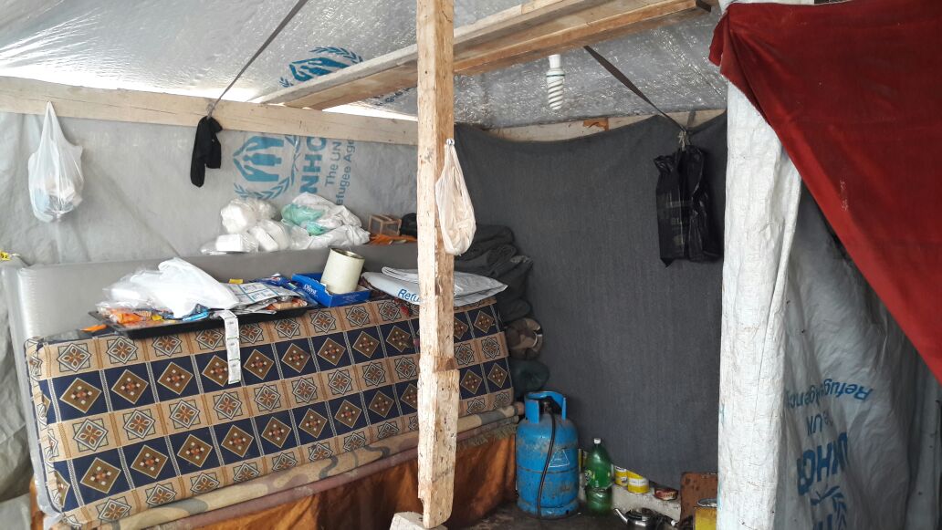 敍利亞人用防水帆布和現成木材搭成帳篷，裡面擺放了基本生活及煮食用具。©Oxfam