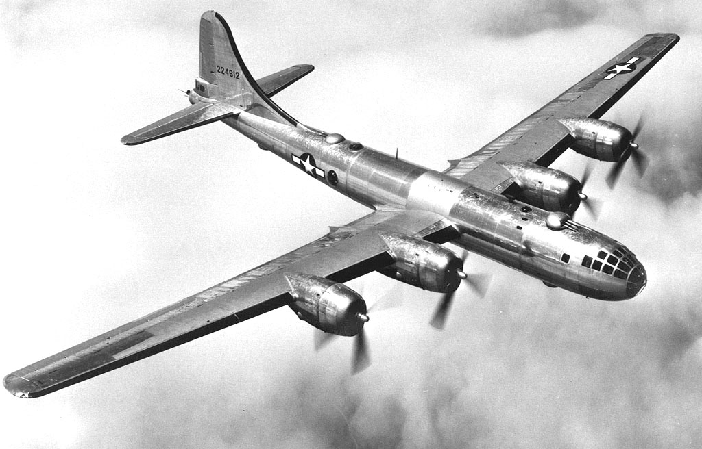 二戰期間，美軍 B-29 戰機越洋轟炸日本，路線由 Robert McNamara 規劃。　圖片來源：維基百科