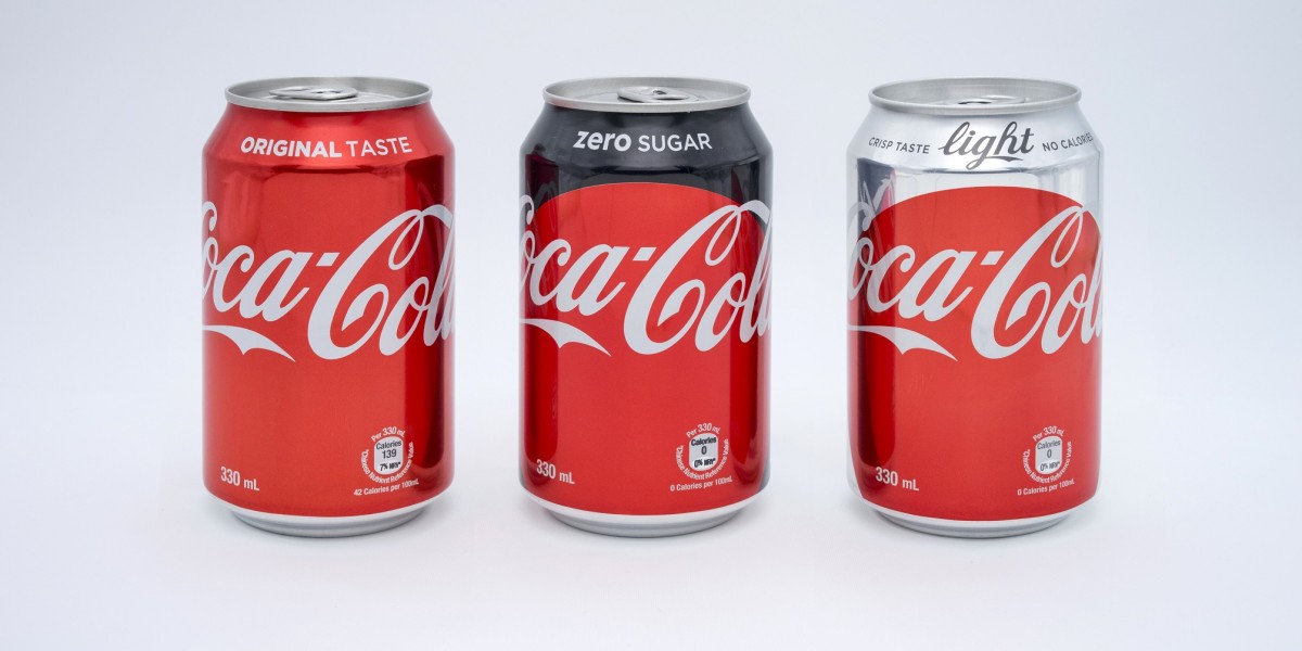 可口可樂新的包裝以「紅色圓點標誌」為重要主，罐身保留可口可樂沿用的搶眼紅色，罐口分別以明顯的顏色加以區辨：紅色為原味、黑色為零系、銀色代表健怡。