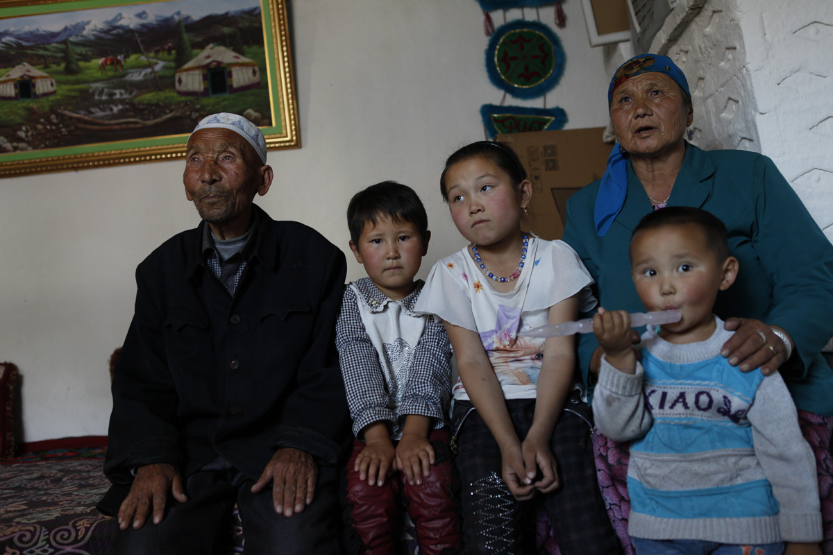 哈薩克族人哈柏斯和瑪合里帕都患有白內障，無法幫忙照顧孫兒和幫忙家務。