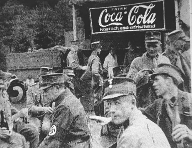 納粹德軍喝可樂喝得津津有味。圖片來源：Reddit