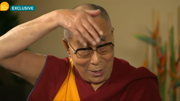 達賴喇嘛日前接受訪問被問及對杜林普的認識，達賴表示其一是杜林普的髮型。　圖片來源：ITV