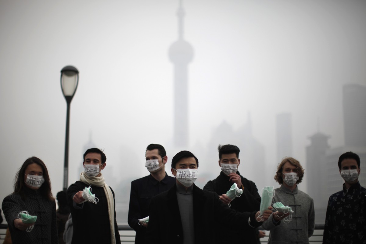 一班外國人在上海街上派發口罩。圖片來源：路透社