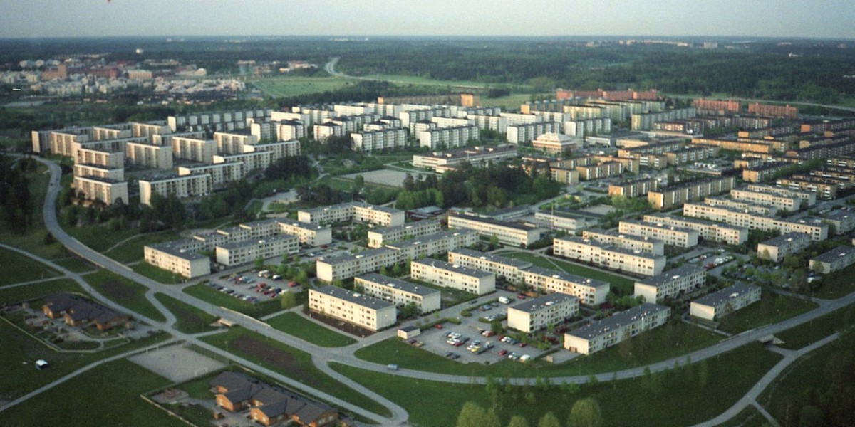 位於瑞典首都斯德哥爾摩的 Rinkeby，住戶約 16,000 人，是當年百萬房屋政策下的產物。現時區內 89% 居民都是新移民或其後代。