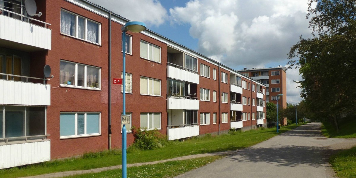 當時興建的房屋有高樓亦有低層住宅，位於 Hjulsta 的三層住宅是其中一個標準樓型。