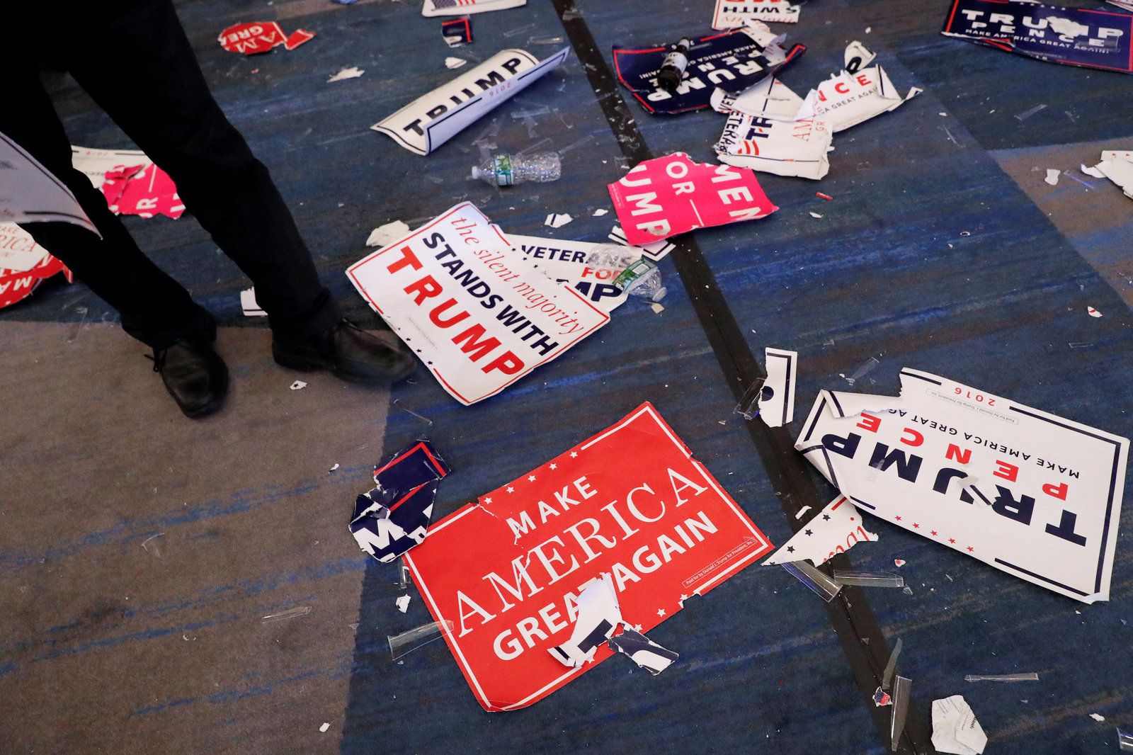 在紐約曼克頓，杜林普的支持者集會結束，標語頓成廢紙，散落一地，任人踐踏。圖片來源：路透社