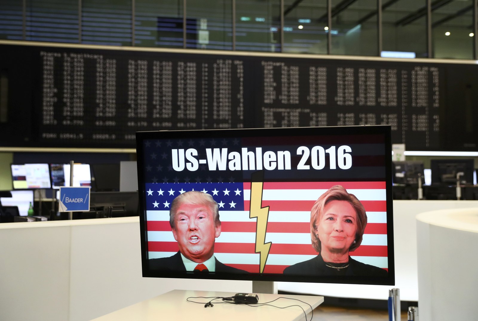 在德國法蘭克福股票交易所，有電視屏幕顯示，美國大選結果公布後。股市隨即下跌。圖片來源：路透社