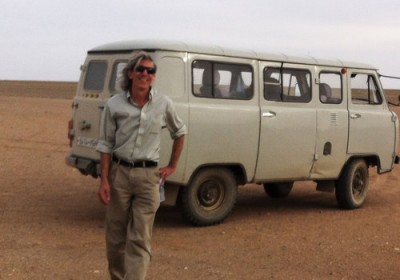 牛津大學地理學家 Troy Sternberg 於戈壁沙漠。　圖片來源：紐約時報