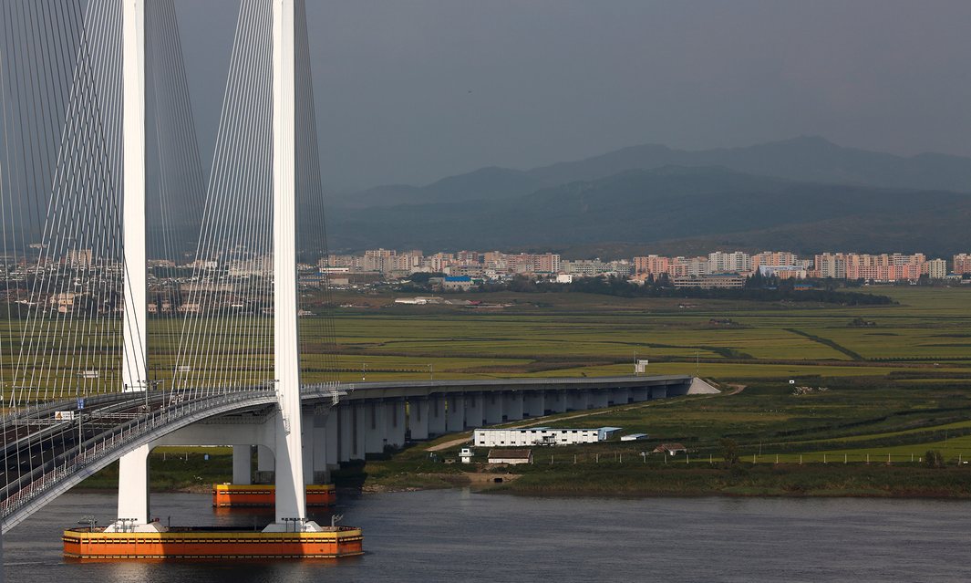 大橋 2010 年底雙方同意興建，本應於 2014 年啟用，但至今尚未完工，亦無跡象有工程仍在進行。　圖片來源：路透社