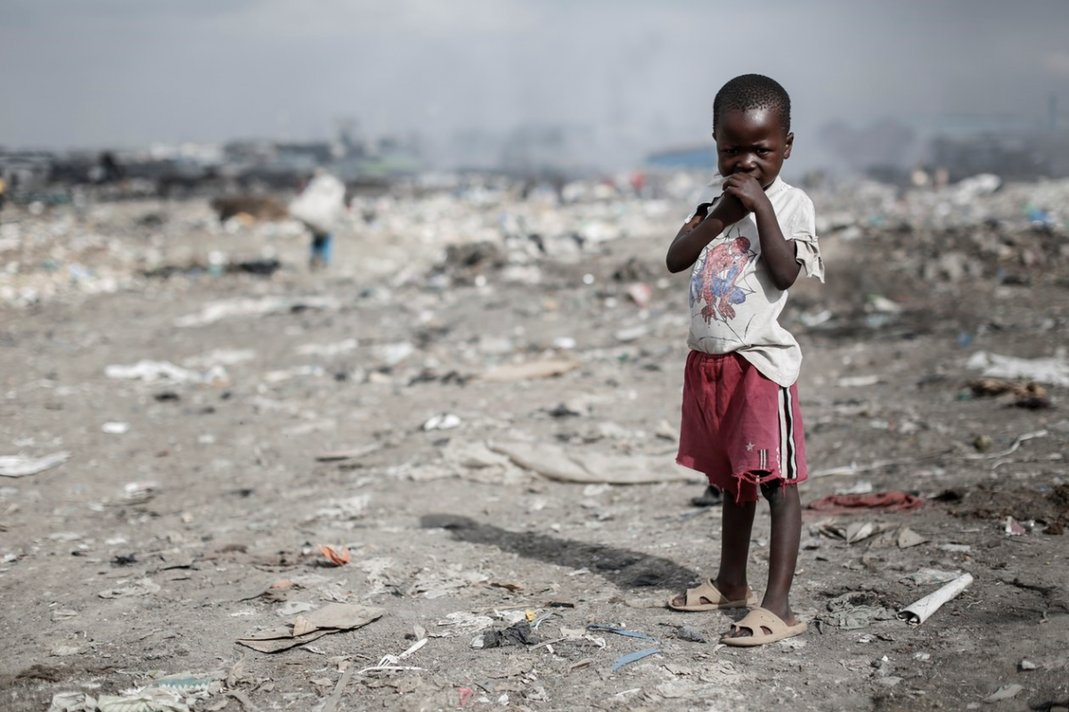 摩根居住在肯亞首都奈洛比一個貧民窟，平日常到家附近的垃圾山玩耍，沒有想過有機會上學。該國近年跟不少非洲國家一樣，經濟發展迅速，社會湧現富翁，但貧窮人卻不能受惠。「避稅天堂」是導致貧富兩極化的主要元兇之一。（攝影：Sam Tarling／樂施會）