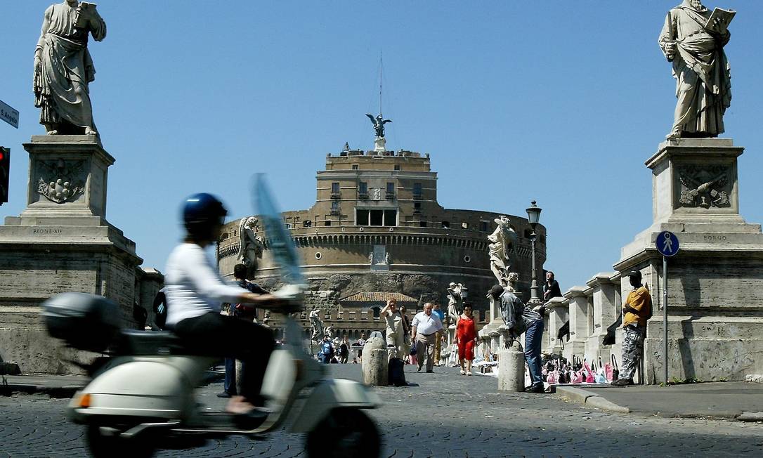 羅馬名勝聖天使城堡前，不時可見售賣冒牌手袋的攤檔。部份居民認為此舉相當煞風景。圖片來源：路透社