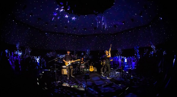 Coldplay 的 VR 演唱會，觀眾可以站在舞台上睇表演。 圖片來源：NextVR