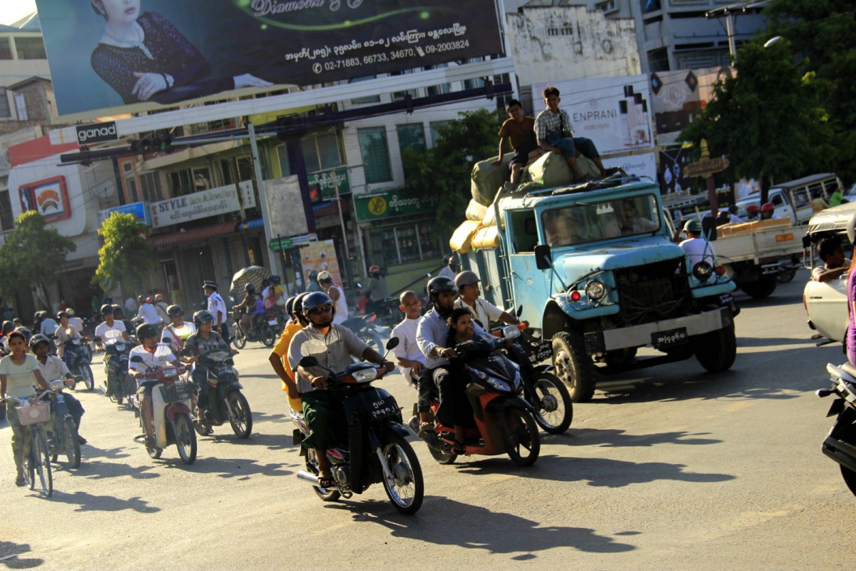 新來者與緬甸人之間關係緊張，緬甸人用仇恨的眼光看華人，認為他們非常傲慢。　圖片來源：vagabondurges.com