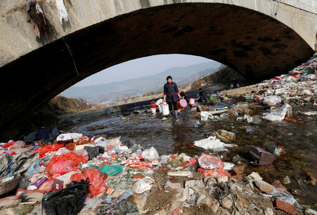安徽省的岳西縣，村民都在這條河中洗衣。這裡是誰的家，誰的國？　圖片來源：路透社