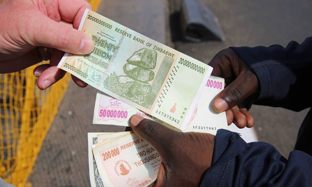津巴布韋在 2009 年起，放棄自身的貨幣，國民可改用美元或其他外幣交易。