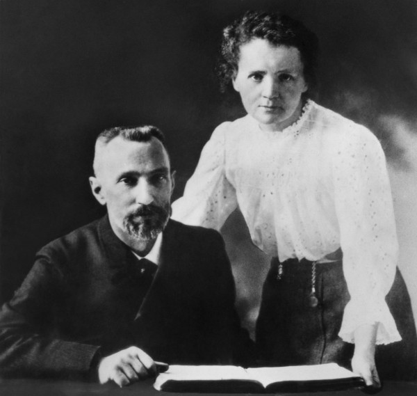 1898 年居禮夫婦發現「鐳」元素，是繼「釙」元素以後第二個他們發現的放射性元素，「Radioactivity」一詞亦是由他們所創造，開創了放射性理論。