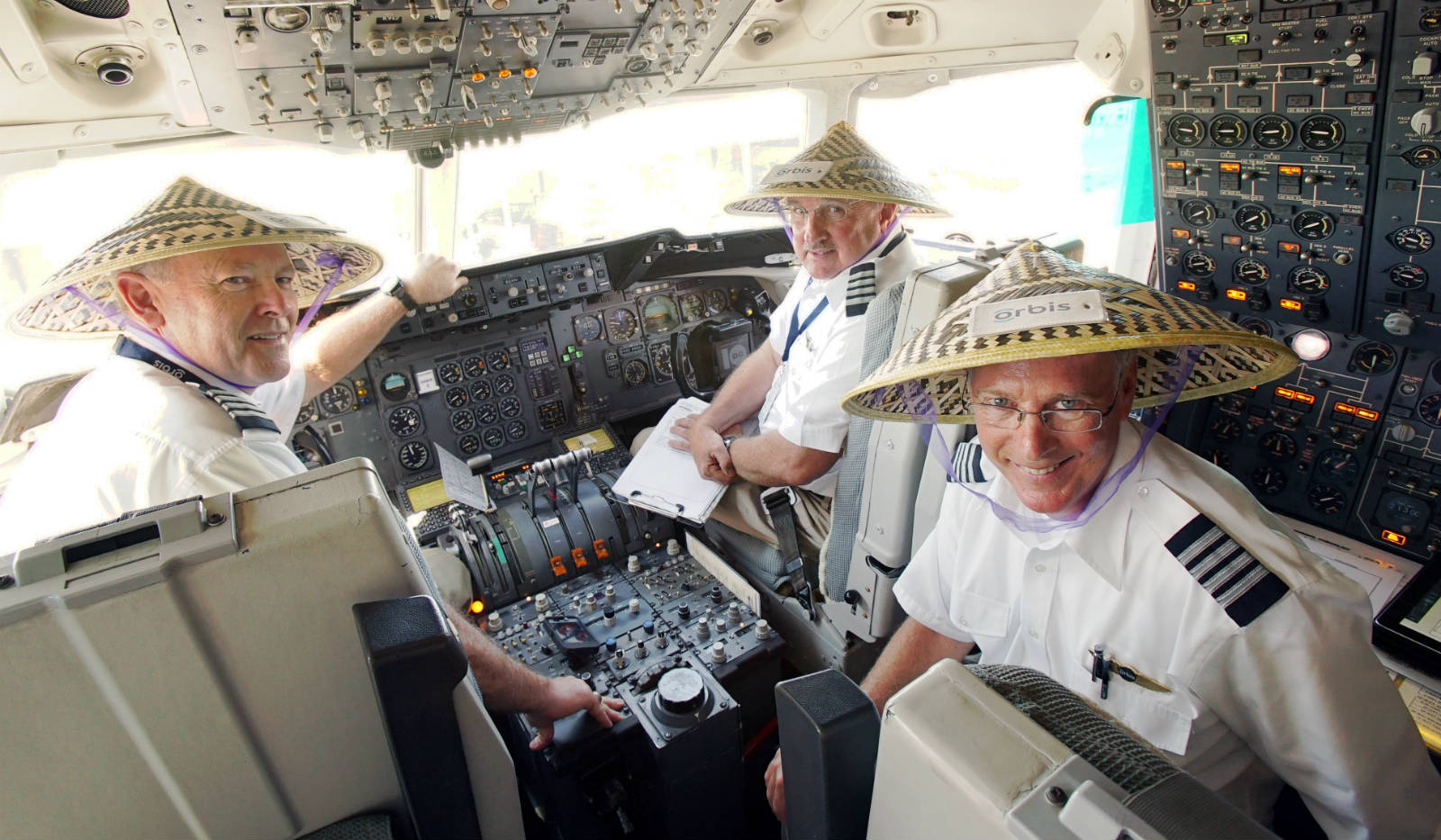 在 2015 年，David Blizzard（右）與另外兩位義務飛機師一起駕駛眼科飛機醫院前往越南河內。
