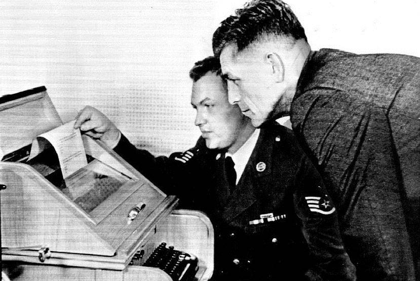 在 1960 年代，一名操作熱線的空軍與莫斯科進行電傳（teletype）。圖片來源：美國國防部