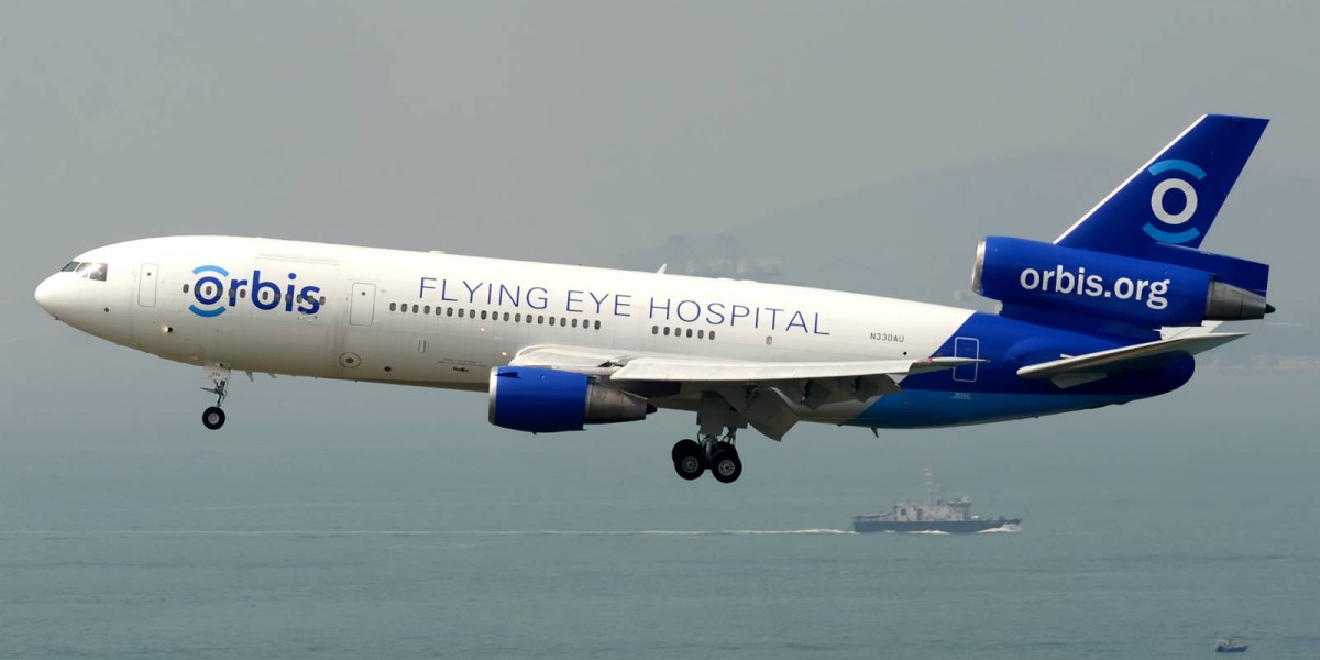 在今年 9 月底，David Blizzard 駕駛第三代眼科飛機醫院由瀋陽飛往香港。（相片由香港鐵鳥攝影會提供）