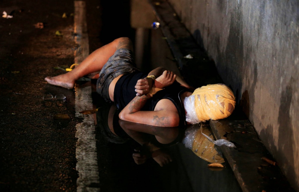 11 月 15 日 一個男人被膠紙包裹頭部，在馬尼拉曝屍街頭，據警方透露，是死於掃蕩毒品行動。