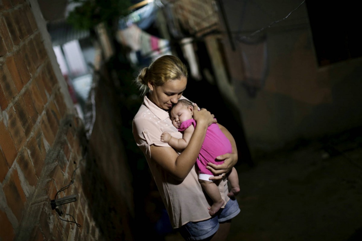 1 月 25 日，在巴西，Gleyse Kelly da Silva 抱著她患有小頭症的女兒 Maria Giovanna。