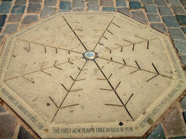 拉脫維亞首都里加市政廣場的遺址註明：「1510 年，里加第一棵新年樹」。