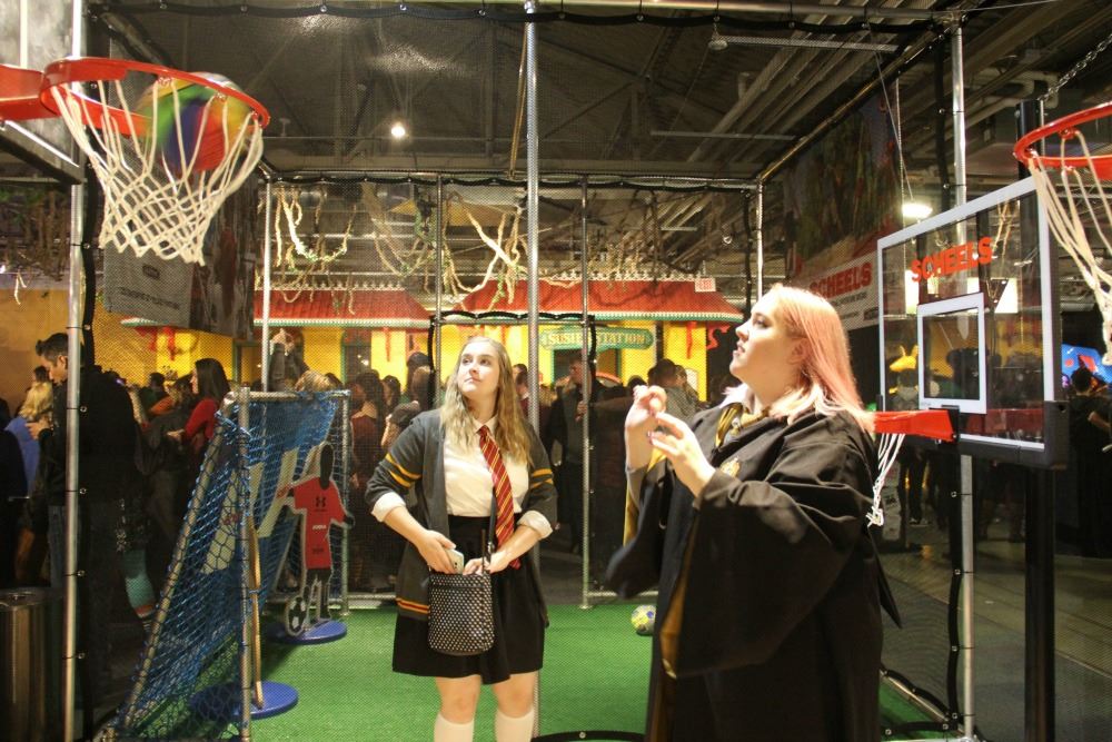 在成人限定的哈利波特派對，參加者以魔法學生的打扮，大玩館內設施。圖片來源：奧馬哈兒童博物館