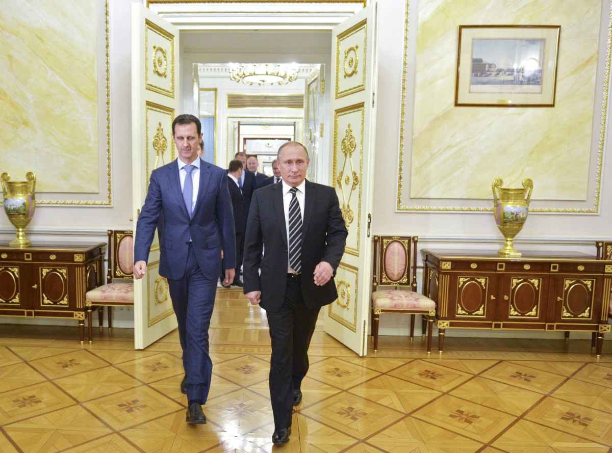 普京與阿薩德在克里姆林宮會面。自去年起，俄羅斯直接介入戰事，空襲敍利亞反抗軍據點。　圖片來源：路透社