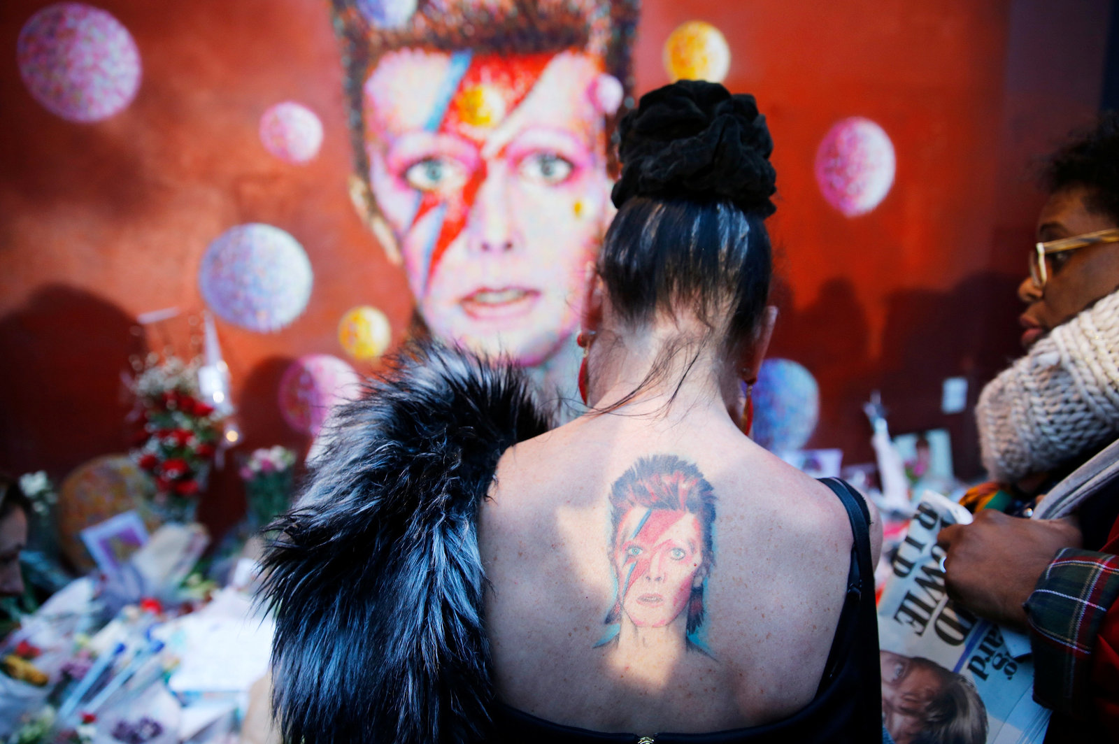 1 月 11 日，支持者站在 David Bowie 的壁畫前，哀悼這位驟然逝世的搖滾巨星。